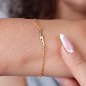 ⚡ Elegant Spark Lightning Bolt Bracelet – Adjustable Gold Chain